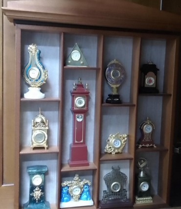 Doze relógios de coleção miniatura
