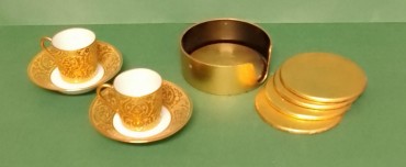 Duas chávenas café e bases copos