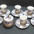 Seis chávenas de café e açucareiro