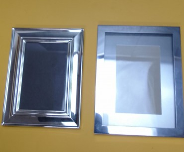 Duas molduras metal prateado