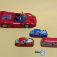Três carros de coleção de lata e outro