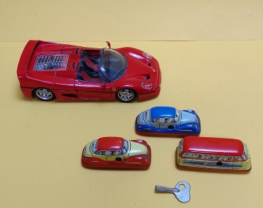 Três carros de coleção de lata e outro