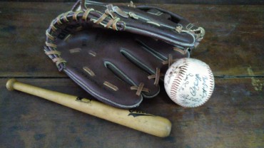 Luva, bola e taco de basebol miniatura