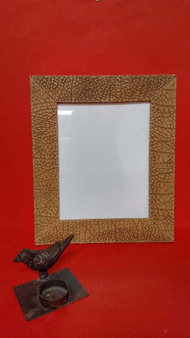 Moldura em pele e castiçal
