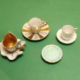 Três chávenas miniatura e um prato