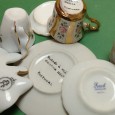Três chávenas miniatura e um prato