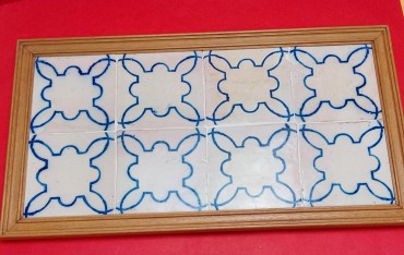 Oito azulejos com moldura