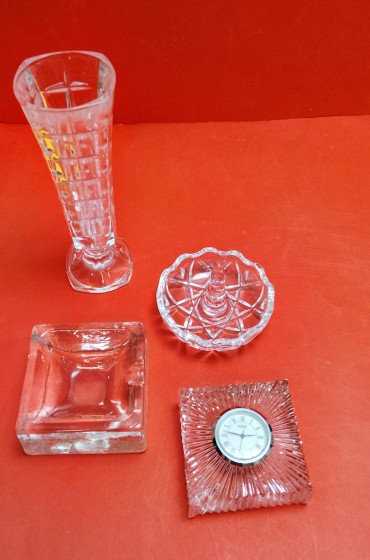 Jarra, taça, cinzeiro e relógio