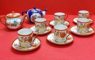 Dois bules e seis chávenas de café