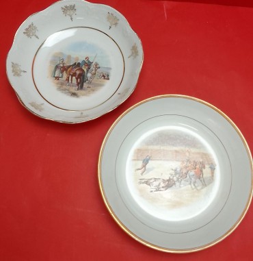 Dois pratos com cavalos e toiros