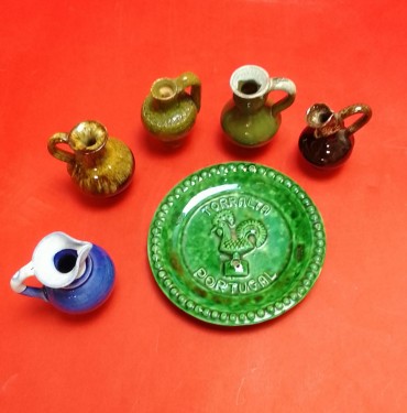 prato «Galo de Barcelos» e cinco bilhas