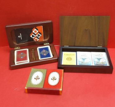 Duas caixas para cartas e cartas