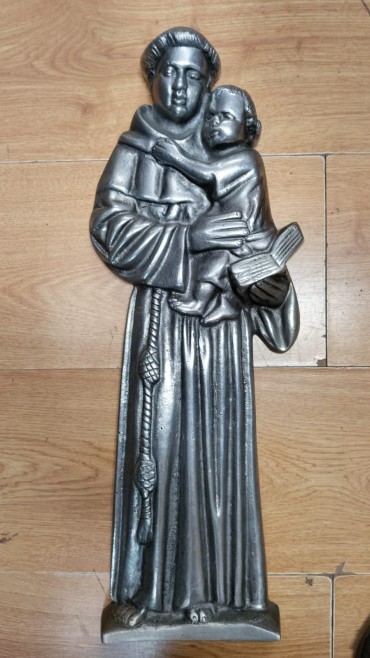 Santo António em baixo relevo
