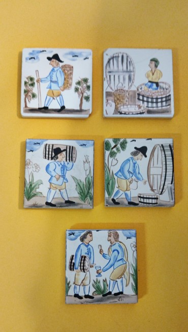 Cinco azulejos pintados