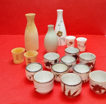 Conjunto de frascos e copos japoneses