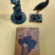 Castiçal, pássaro e bloco