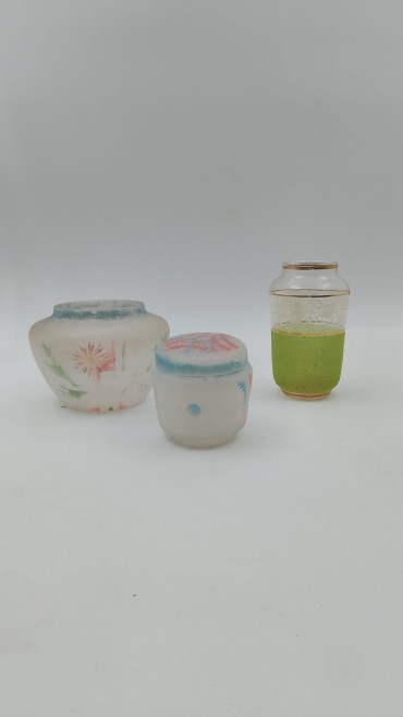 Dois potes e uma jarra