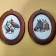 Duas placas cavalos