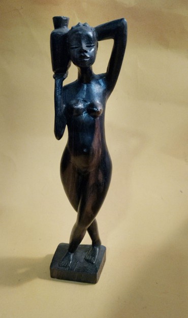 Figura feminina com cântaro