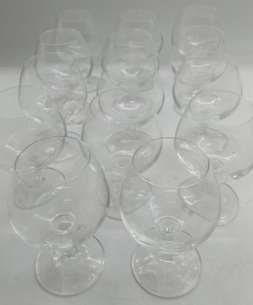 «Lote de 13 copos de conhaque»