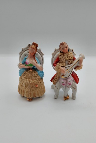 Par de figuras burguesas