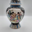 Pote com figuras orientais