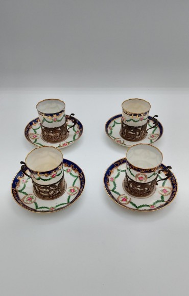 Quatro chávenas com suporte em metal