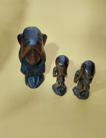 Três esculturas