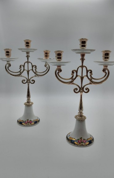 Dois candelabros