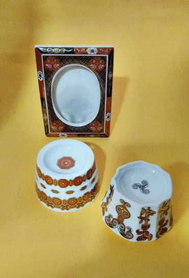 Moldura e dois saleiros
