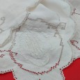 Três guardanapos bordados