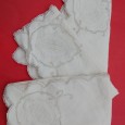 Três guardanapos bordados