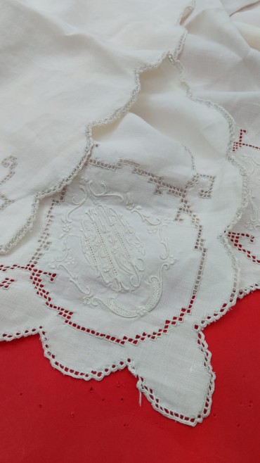 Três guardanapos bordados