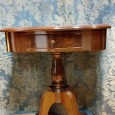 Mesa de apoio com gaveta