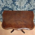 Mesa de apoio com gaveta