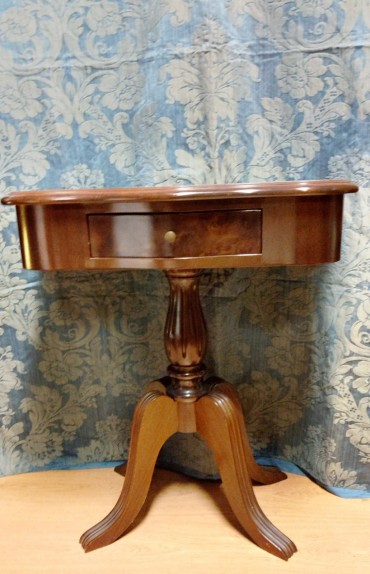 Mesa de apoio com gaveta