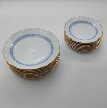 Oito pratos de fruta e oito pratos de doce