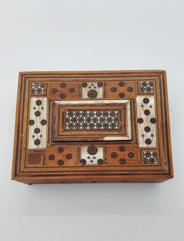 Caixa em madeira ornamentada