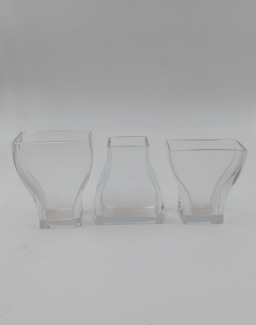 Três jarras pequenas