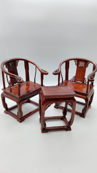 Duas cadeiras e mesa miniatura