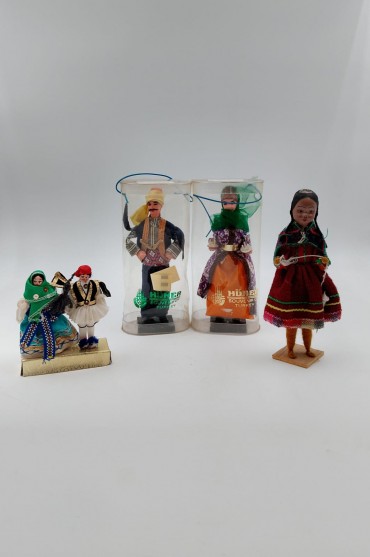 Cinco bonecos étnicos