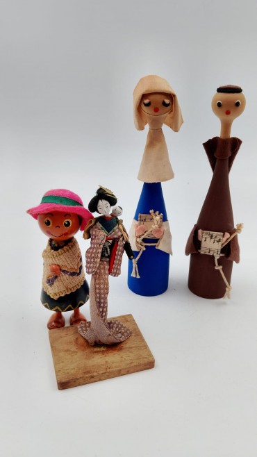 Quatro bonecos étnicos