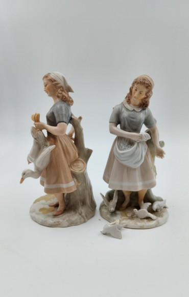 Duas esculturas femininas