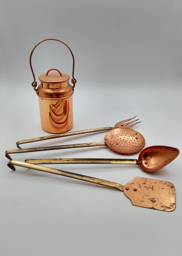 Leiteira e quatro utensílios de cozinha