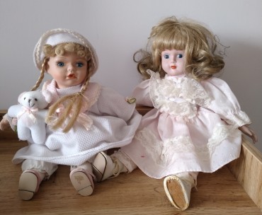 Duas bonecas (uma é caixa de música)