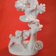 Escultura de menina e cordeiros