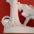 Escultura de menina e cordeiros