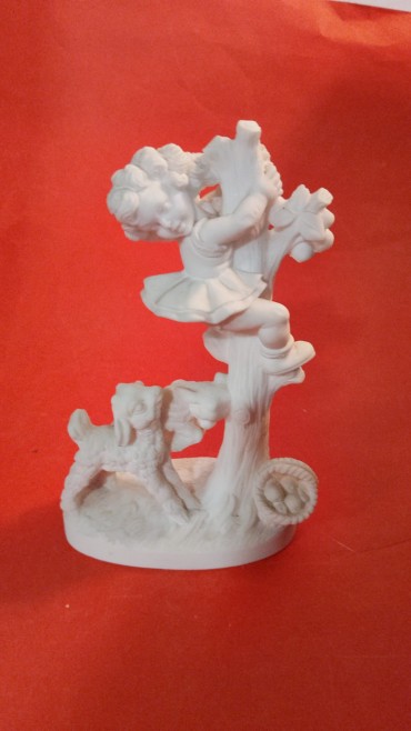 Escultura de menina e cordeiros