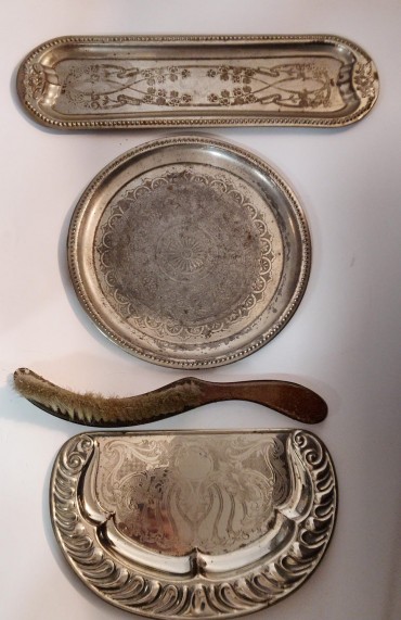 Três bandejas e uma escova apanha migalhas