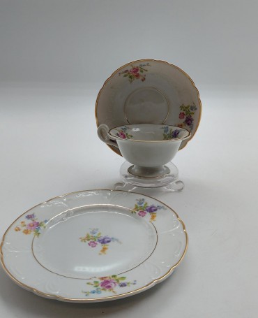 Chávena, pires e prato